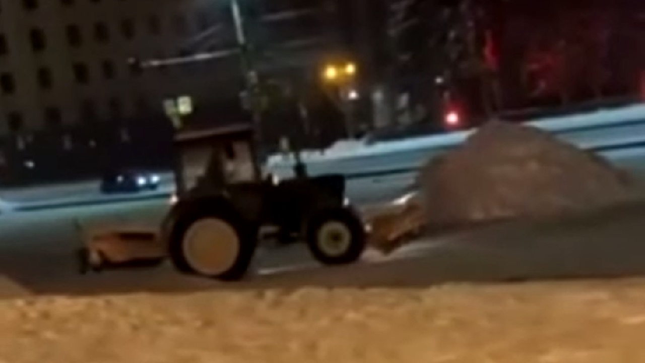 Дрифт на тракторе устроили в центре Челябинска ВИДЕО Дрифт на тракторе устроили в центре Челябинска ВИДЕО