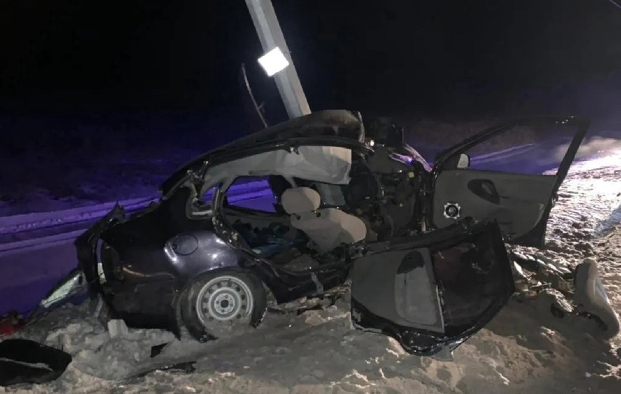 В Челябинской области машину намотало на столб, есть раненый