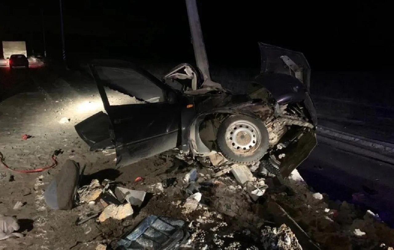 В Челябинской области машину намотало на столб, есть раненый В Челябинской области машину намотало на столб, есть раненый