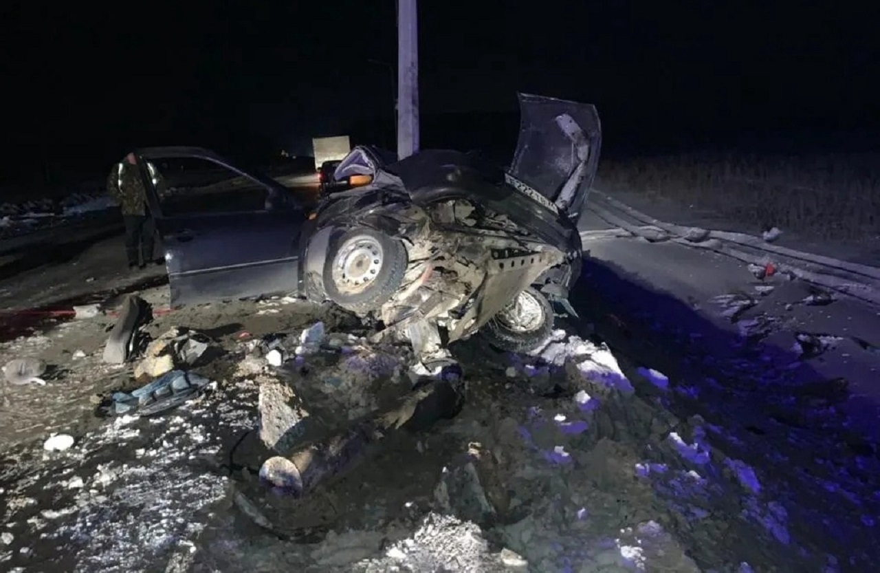 В Челябинской области машину намотало на столб, есть раненый