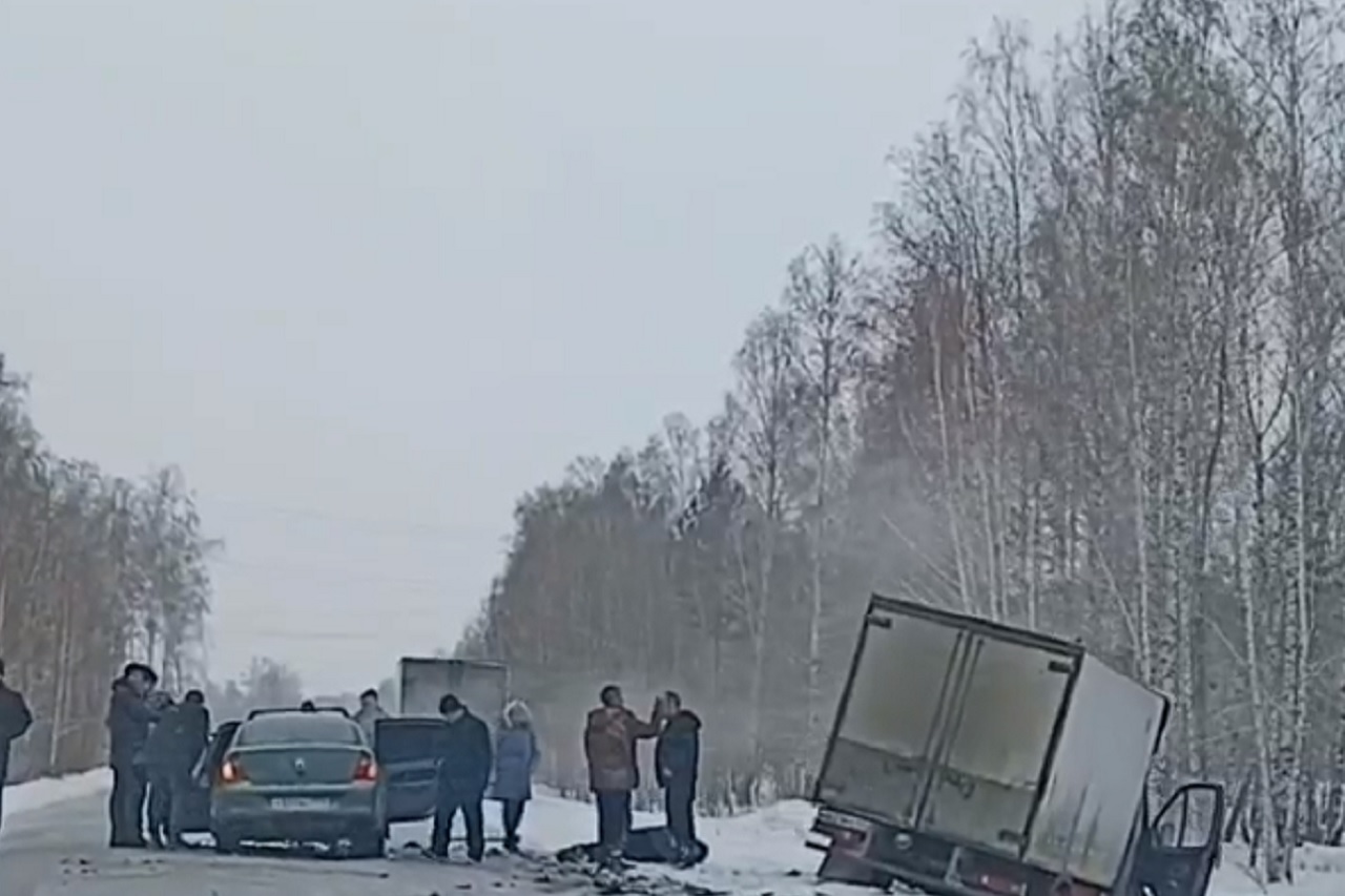Иномарка попала под грузовик в Челябинской области, есть пострадавшие ВИДЕО Иномарка попала под грузовик в Челябинской области, есть пострадавшие ВИДЕО
