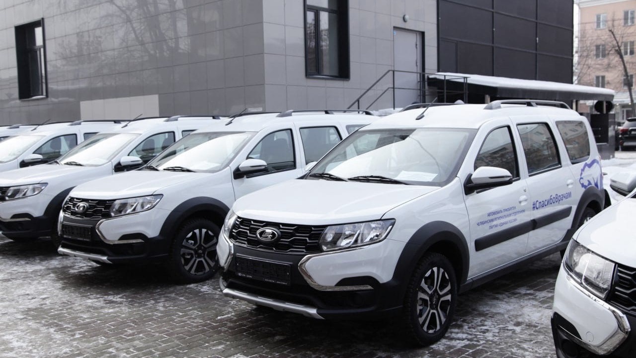 Новые машины неотложной помощи поступили в детские поликлиники Челябинска