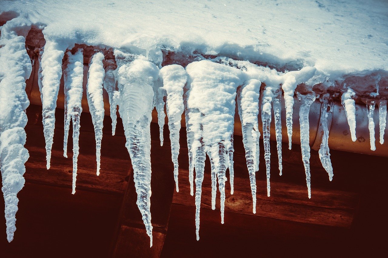 Глыба льда пробила крышу балкона в Челябинской области