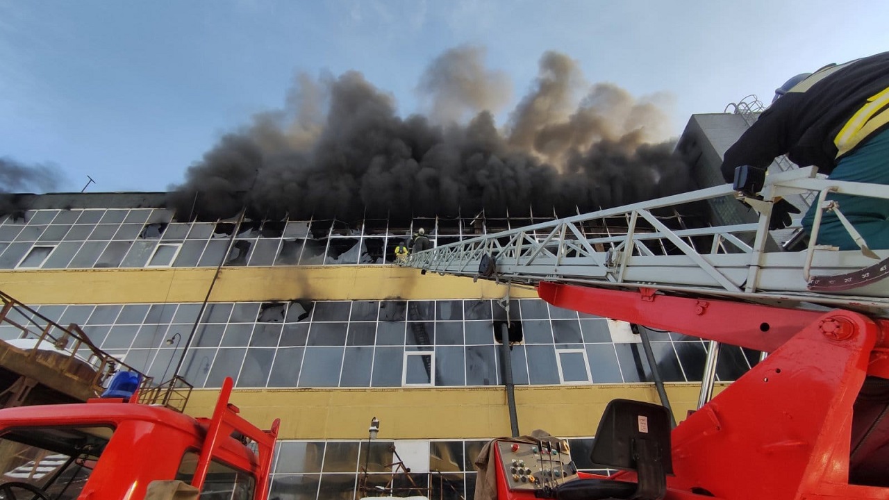 Пожар вспыхнул на Лакокрасочном заводе в Челябинске ВИДЕО