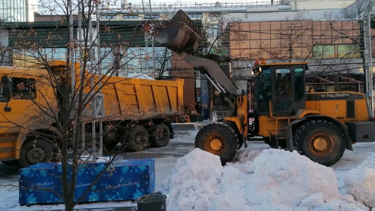 Круглосуточный режим: как в Челябинске проходит очистка дорог от снега
