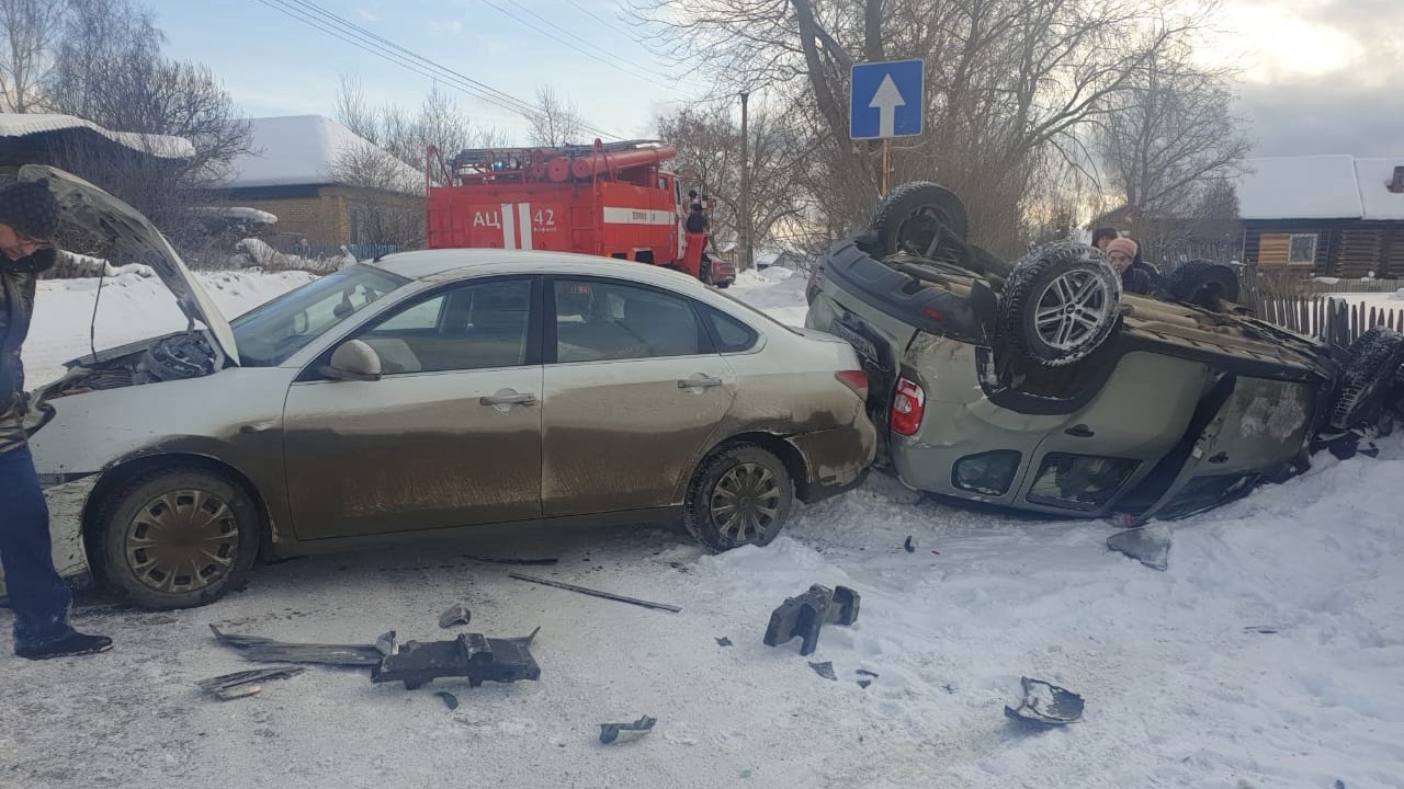 Автомобиль перевернулся на крышу после ДТП в Челябинской области