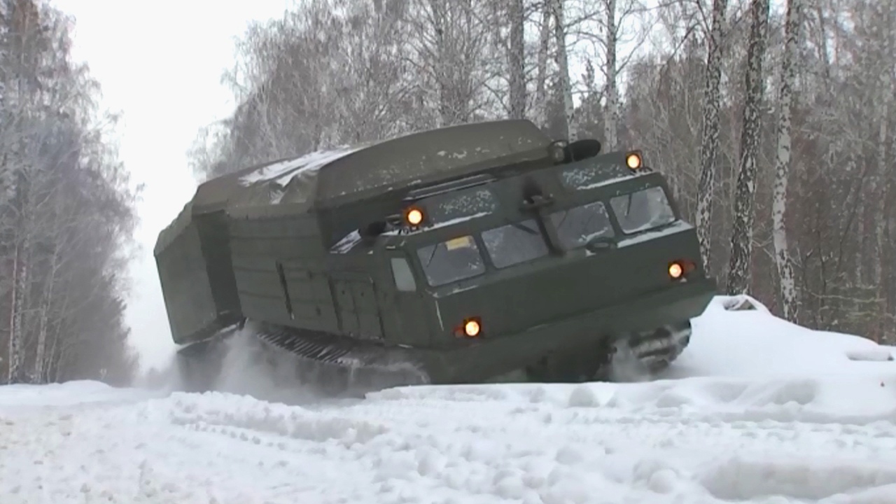 Военные в Челябинской области провели учения на огромных гусеничных ПВО