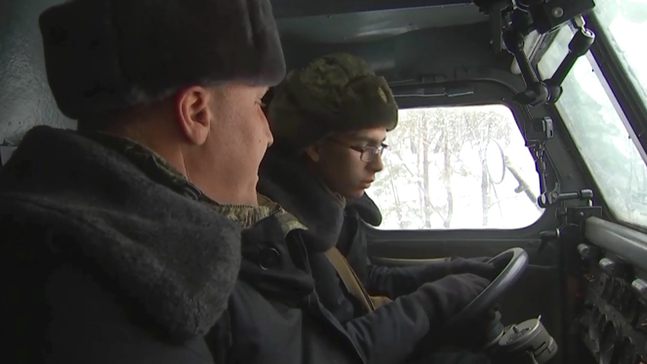Военные в Челябинской области провели учения на огромных гусеничных ПВО