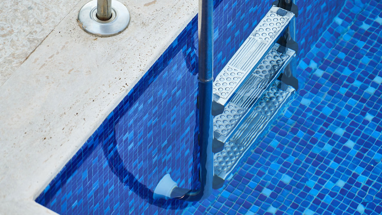 Засосало волосы: 11-летняя девочка утонула в бассейне в Челябинской области