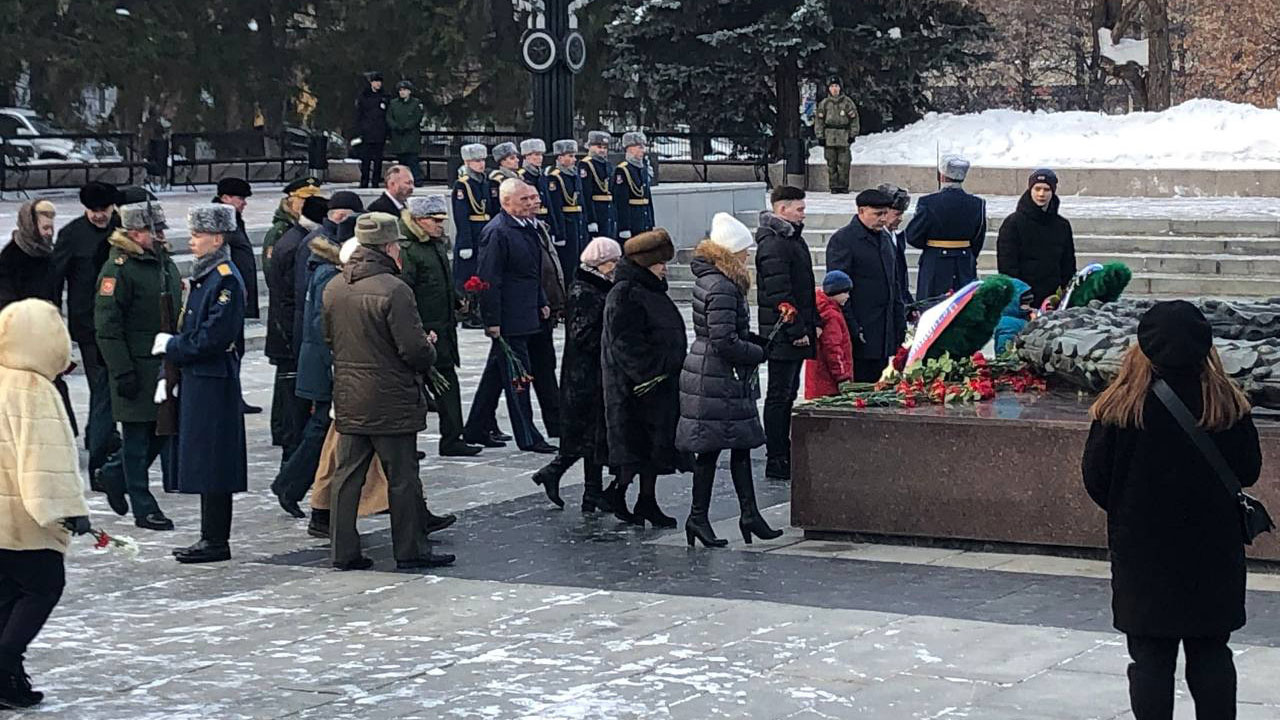 В День защитника Отечества в Челябинске возложили цветы к Вечному огню