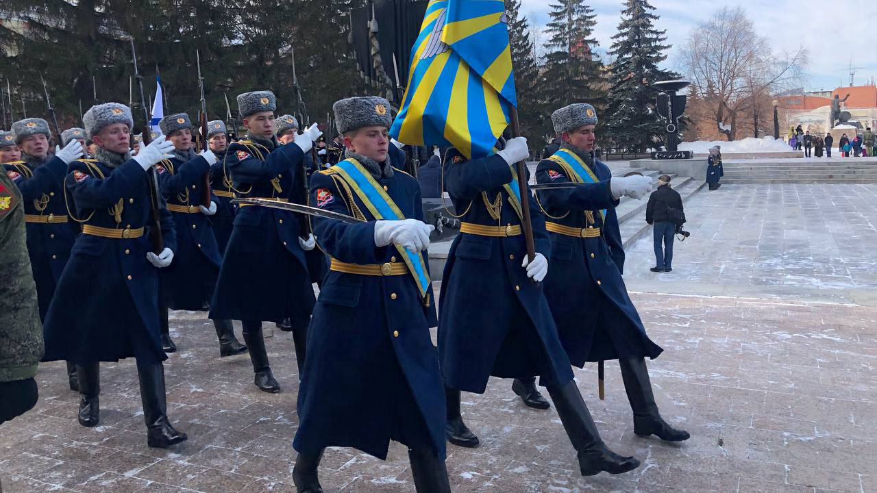 В День защитника Отечества в Челябинске возложили цветы к Вечному огню