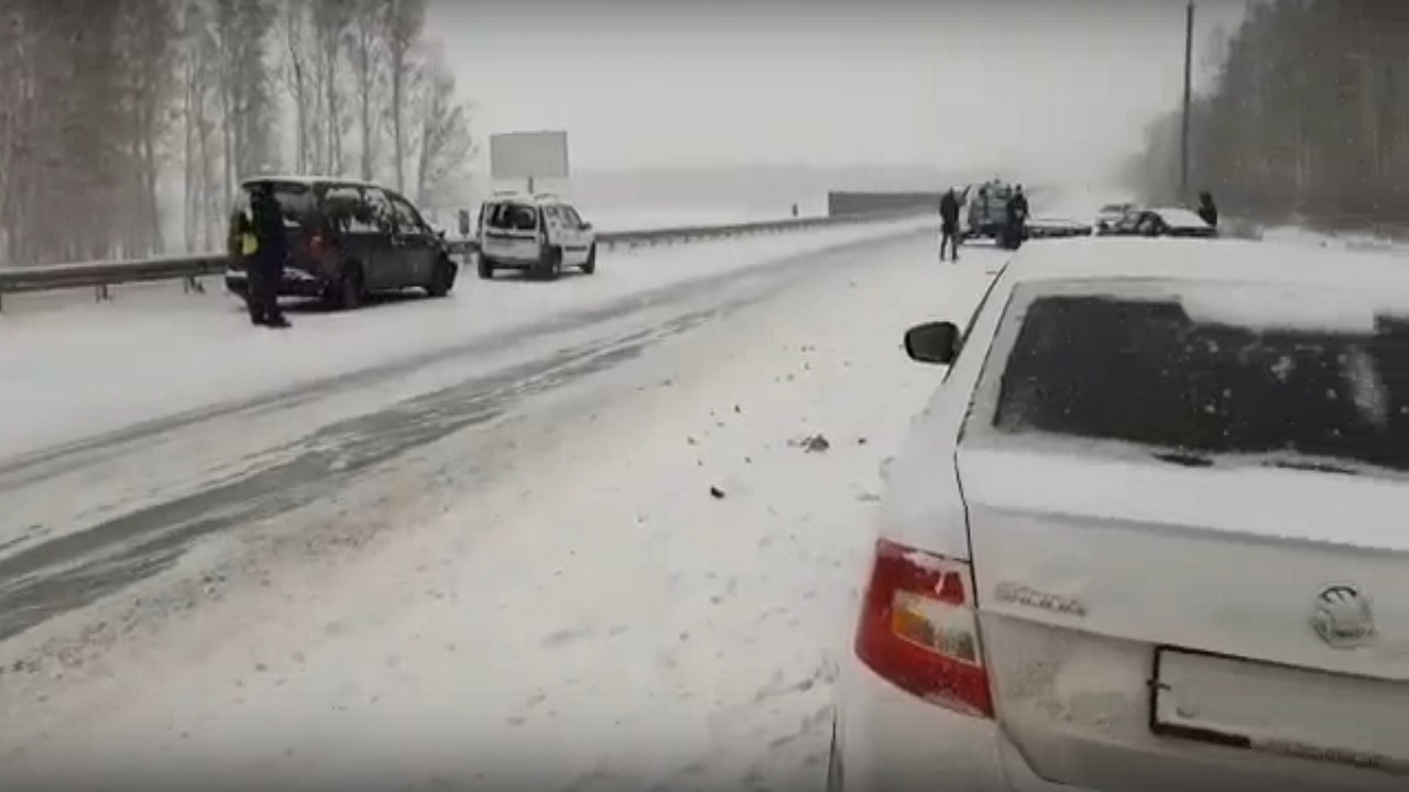 В массовом ДТП в Челябинской области разбились 6 автомобилей ВИДЕО В массовом ДТП в Челябинской области разбились 6 автомобилей ВИДЕО