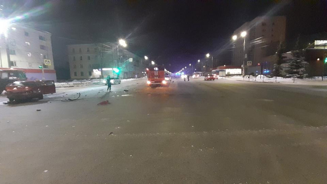 В массовом ДТП со скорой в Челябинске пострадали 3 человека В массовом ДТП со скорой в Челябинске пострадали 3 человека