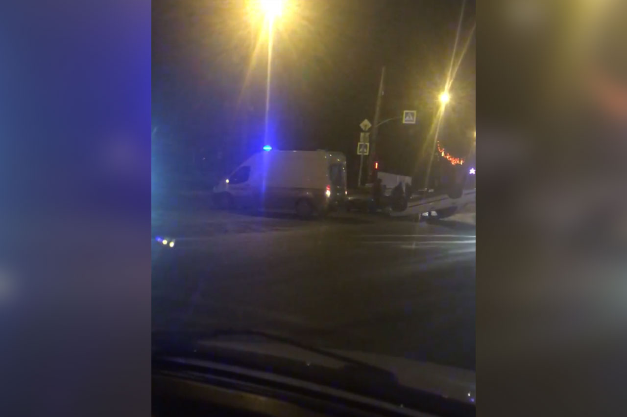 Автомобиль перевернулся на крышу в Челябинске, пострадала девушка