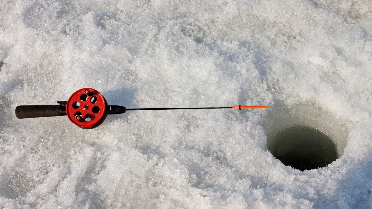 В Челябинской области на льду водоема умер рыбак