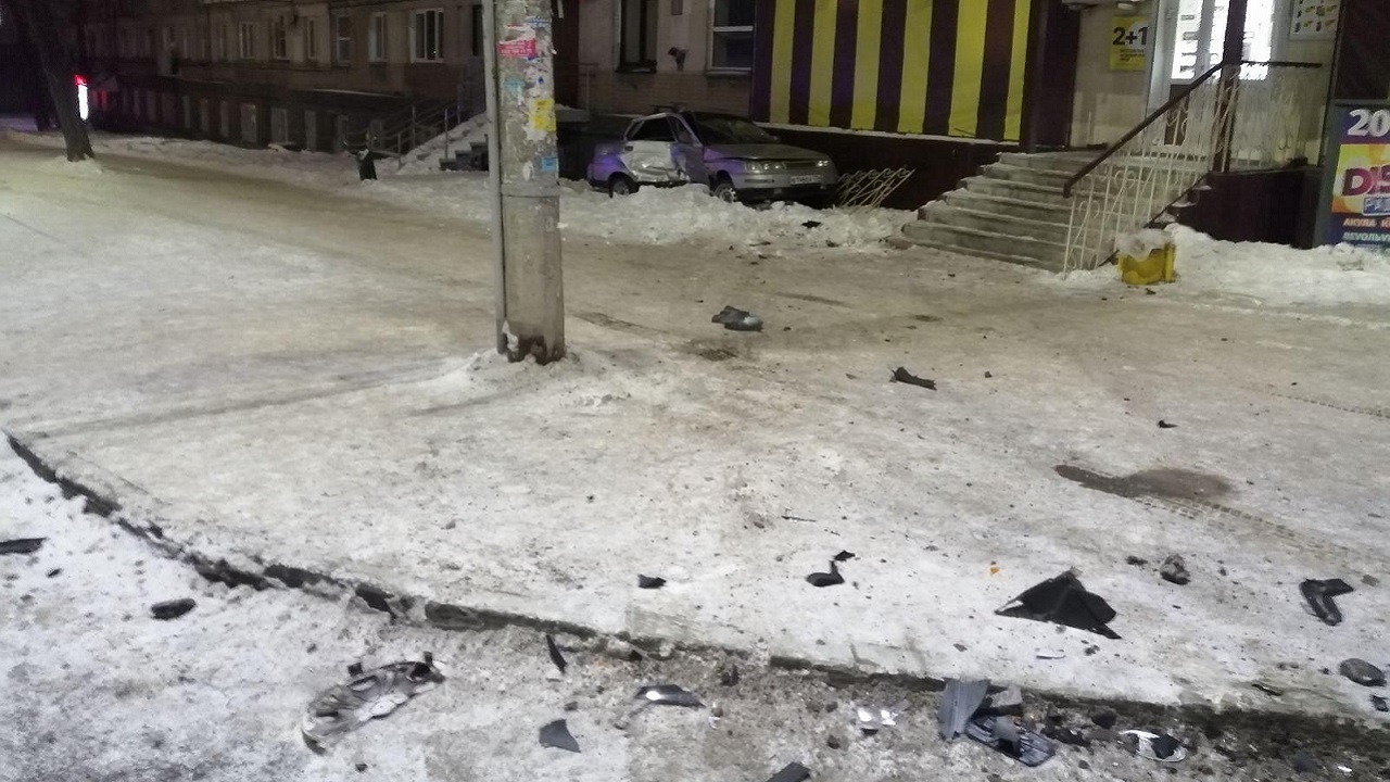 Автомобиль врезался в крыльцо магазина в Челябинске