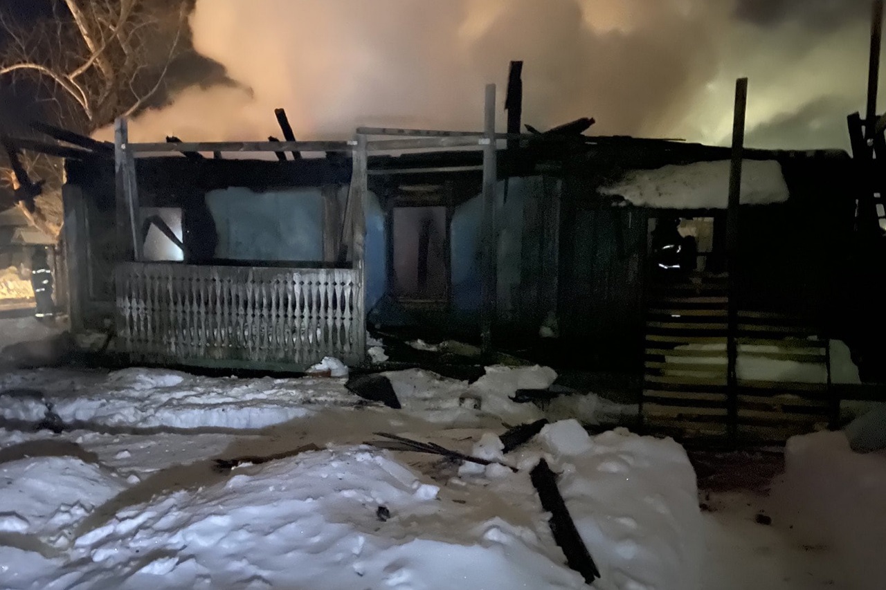 Огонь мог перекинуться на соседей: жилой дом вспыхнул под Челябинском Огонь мог перекинуться на соседей: жилой дом вспыхнул под Челябинском
