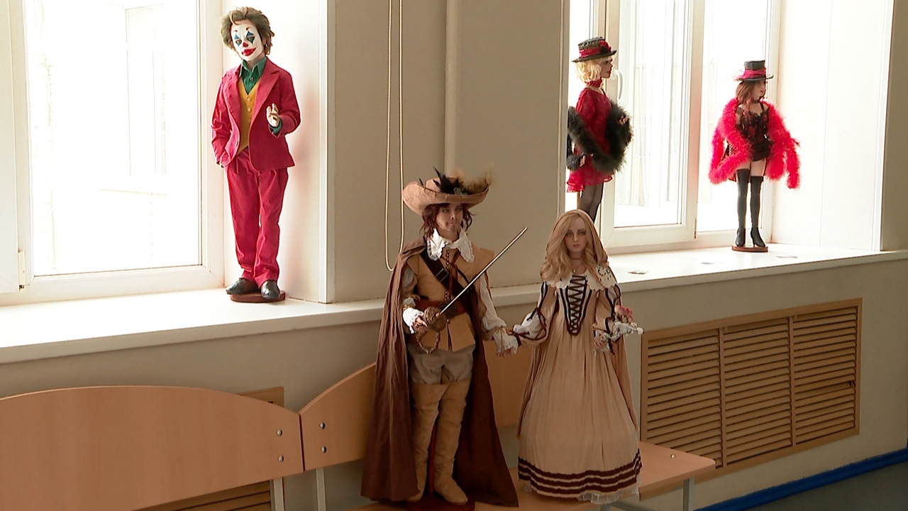 В челябинском лицее прошел показ коллекции необычных кукол знаменитостей и героев фильмов