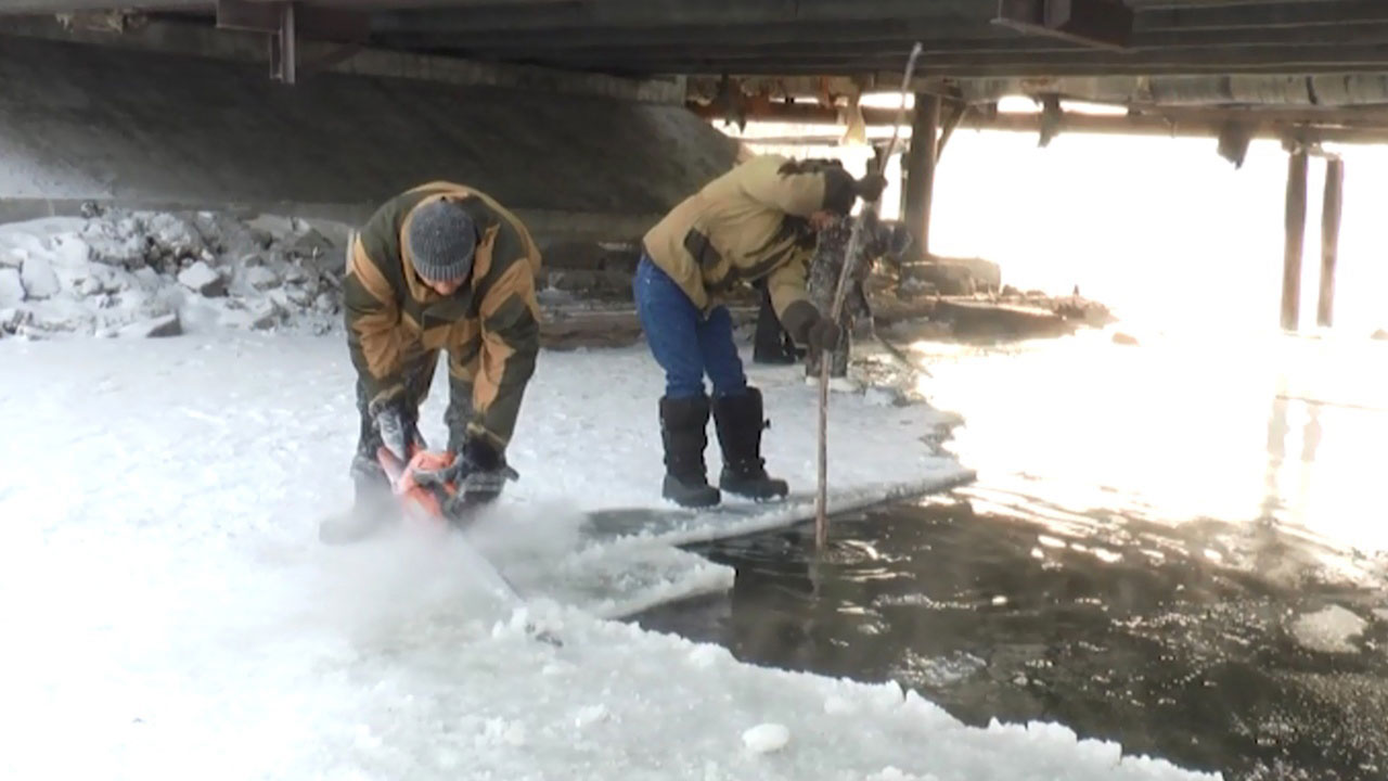 В Челябинской области режут лед на водоемах, чтобы спасти рыбу от удушья