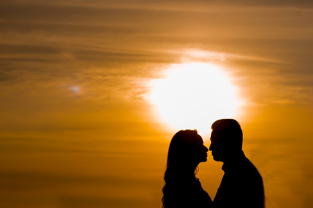 Как знаки зодиака показывают свою любовь: романтичные Раки и заботливые Весы 