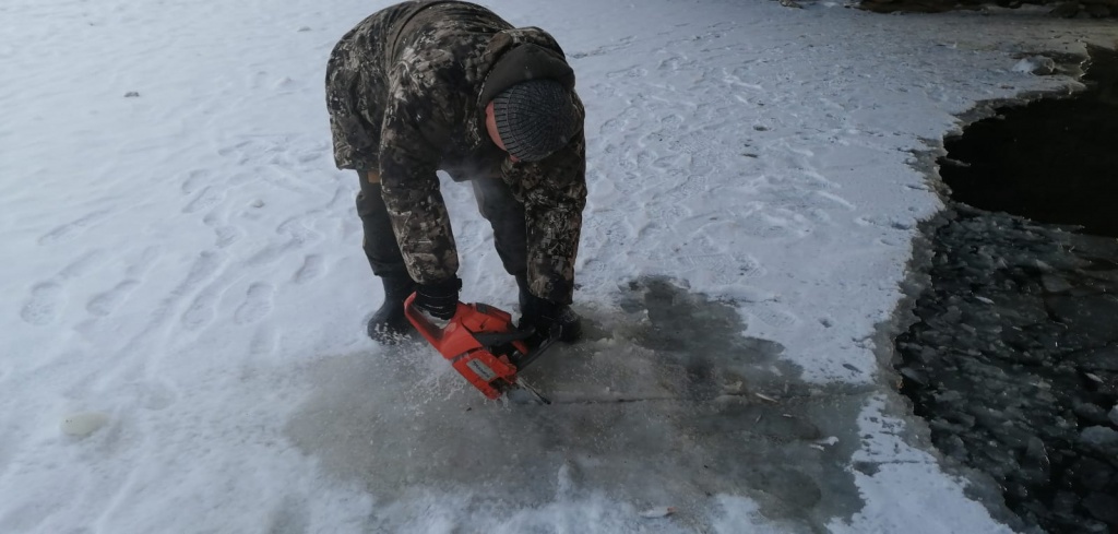 Рыба задыхается: в Челябинской области ищут волонтеров, чтобы делать дырки во льду