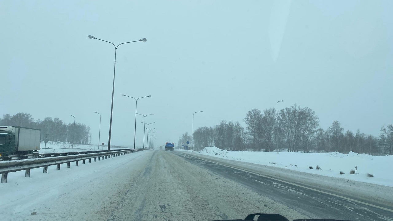 На трассе М5 в Челябинской области образовался затор из-за ДТП и метели