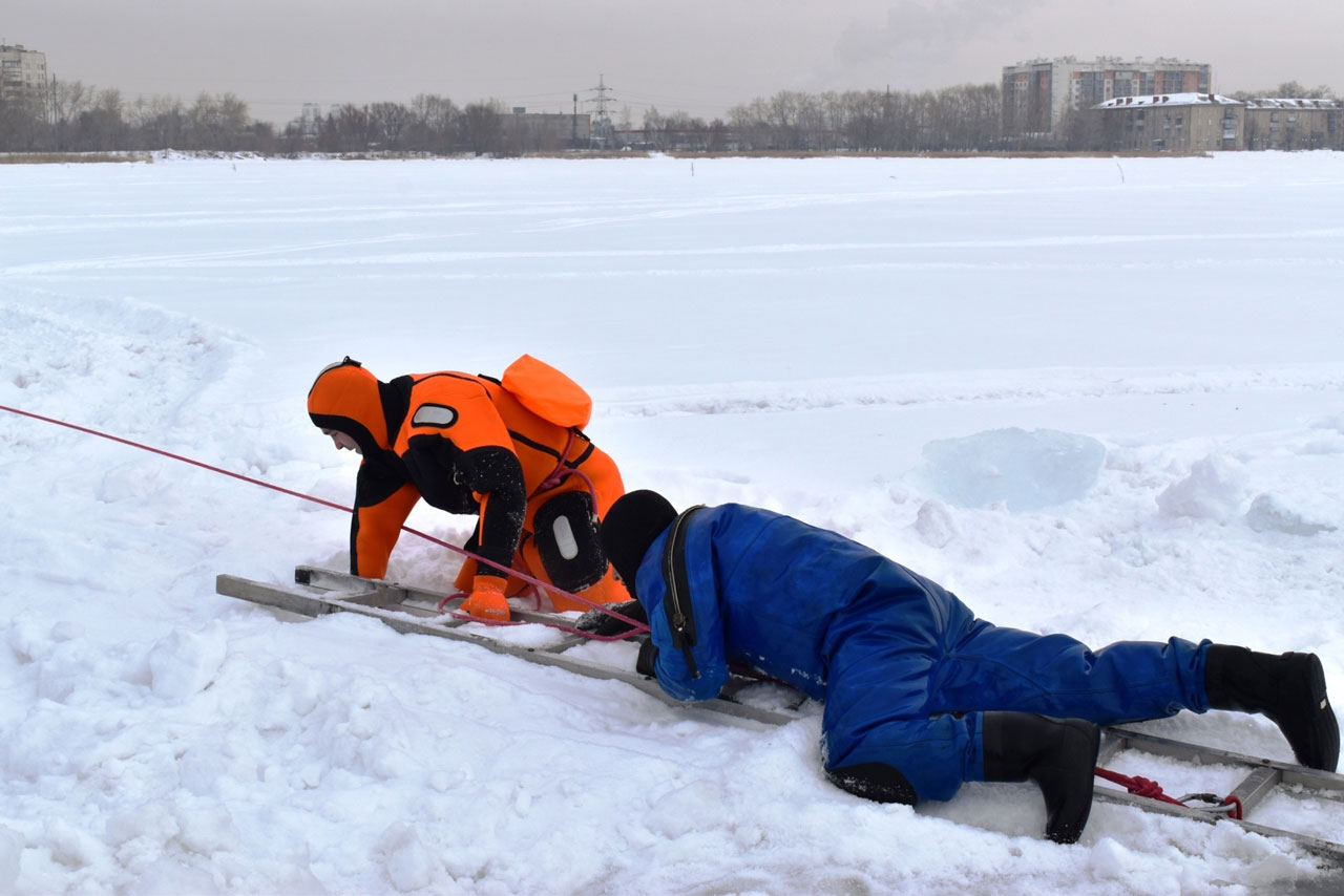 Опасный лед: в Челябинской области МЧС рассказало, как спасать утопающих