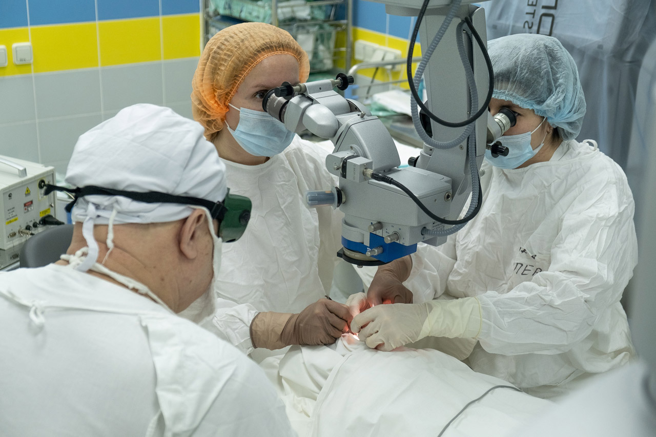 В Челябинске провели редкую операцию девочке с опухолью глаза