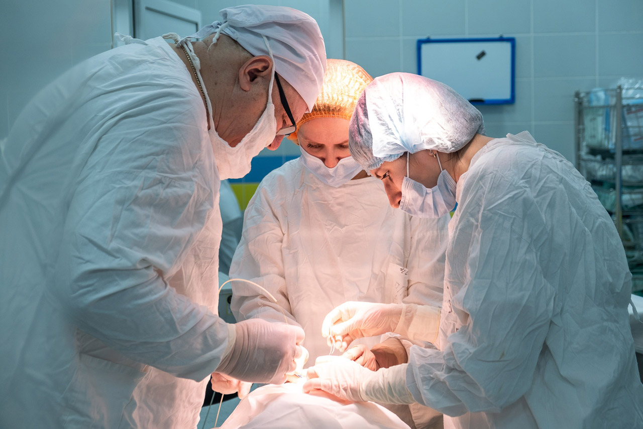 В Челябинске провели редкую операцию девочке с опухолью глаза