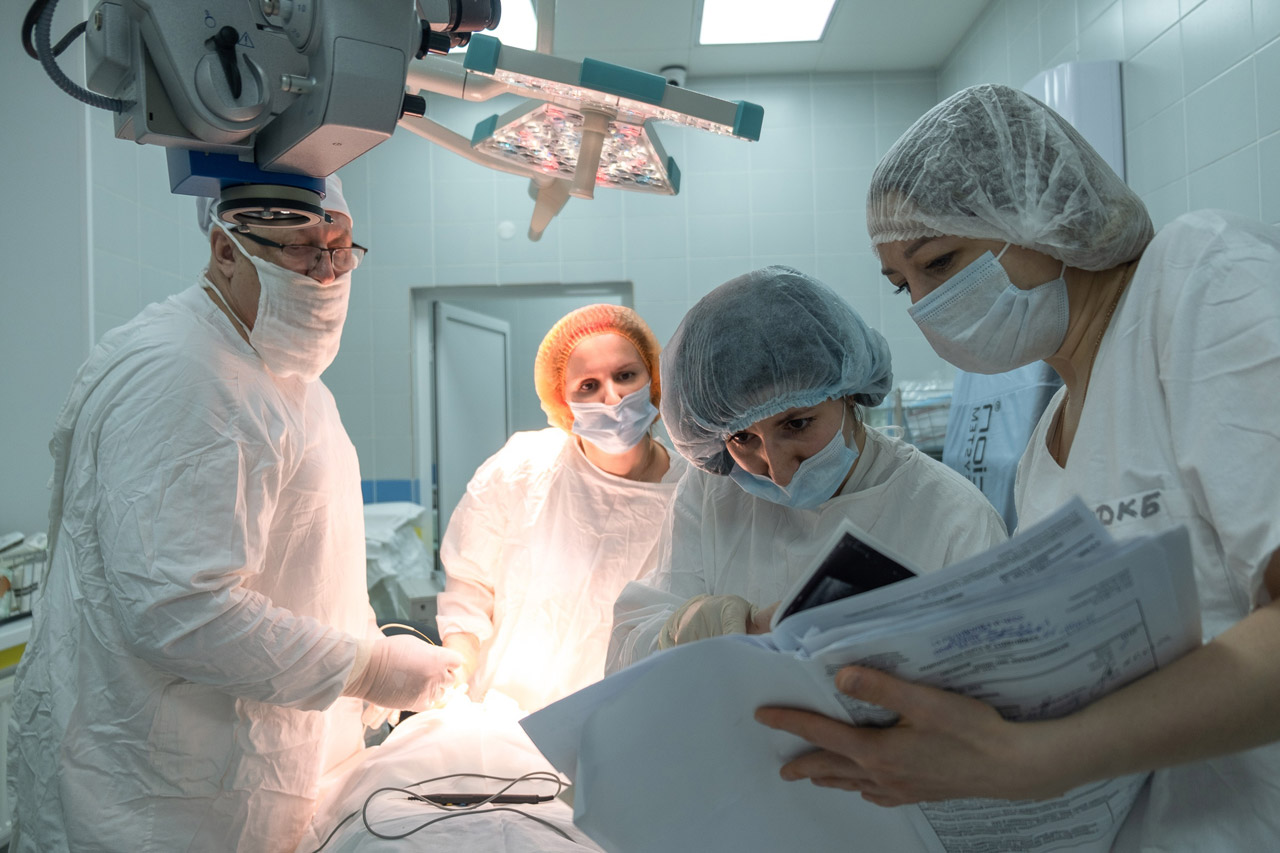 В Челябинске провели редкую операцию девочке с опухолью глаза