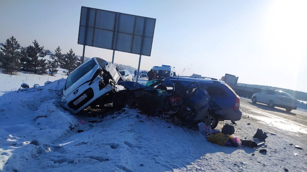 Парень с девушкой погибли на трассе в Челябинской области: ДТП с 4 автомобилями