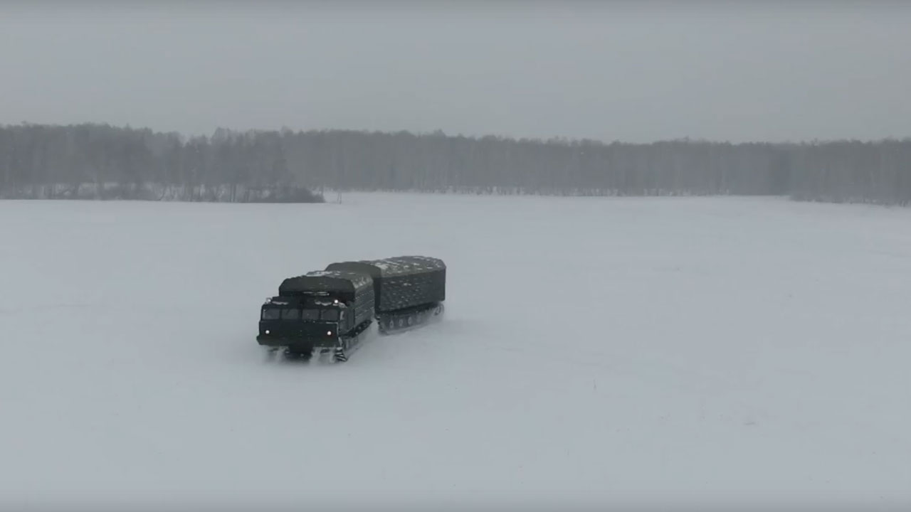 Челябинские военные тягачами нарисовали олимпийские кольца на снегу ВИДЕО