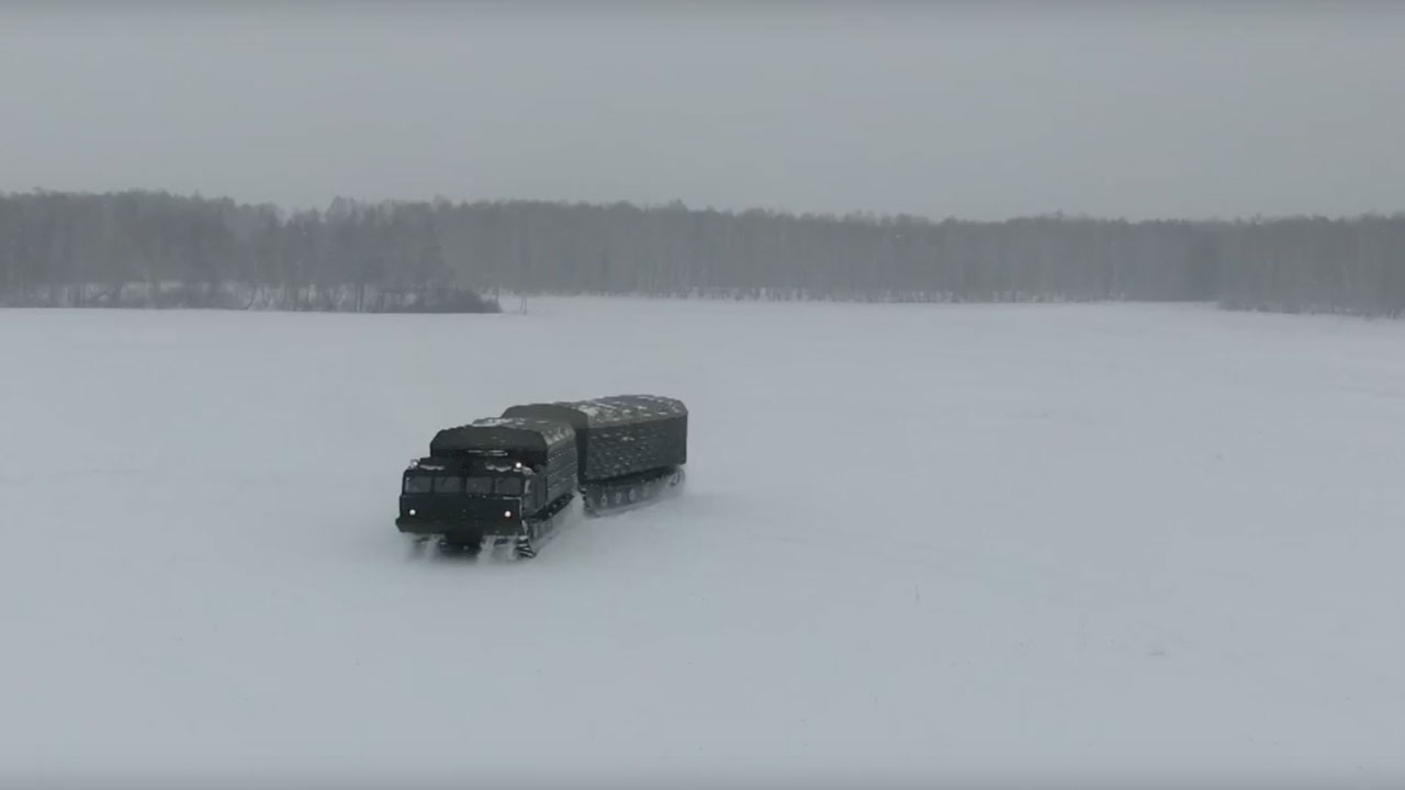 Челябинские военные тягачами нарисовали олимпийские кольца на снегу ВИДЕО Челябинские военные тягачами нарисовали олимпийские кольца на снегу ВИДЕО