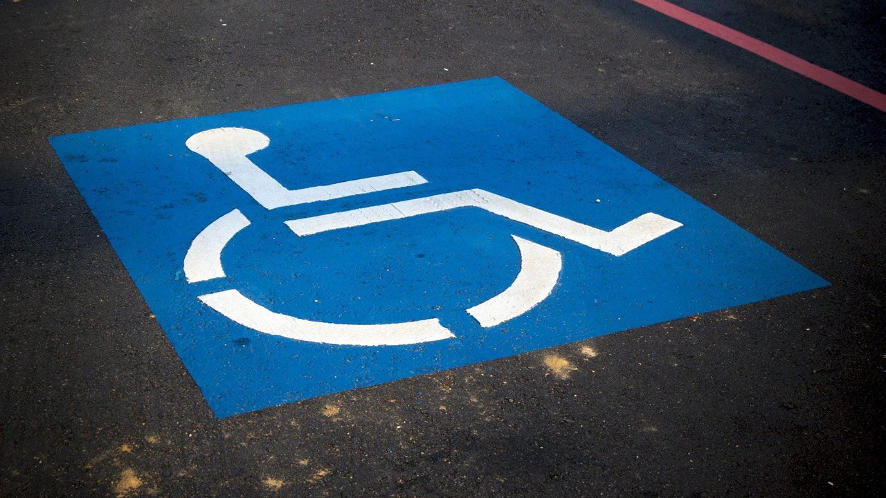 ГИБДД напомнила челябинцам о штрафах за парковку на местах для инвалидов