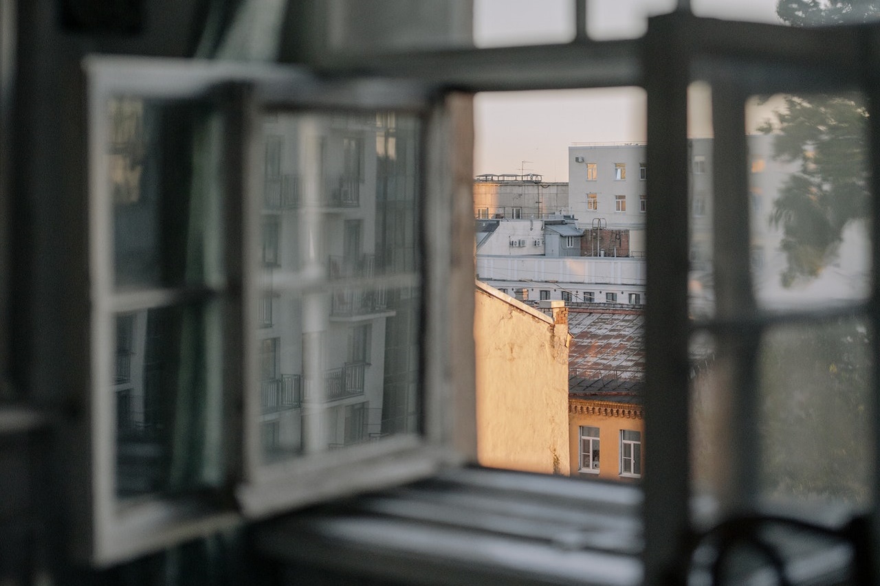 В Челябинске женщина разбилась насмерть, выпав из окна