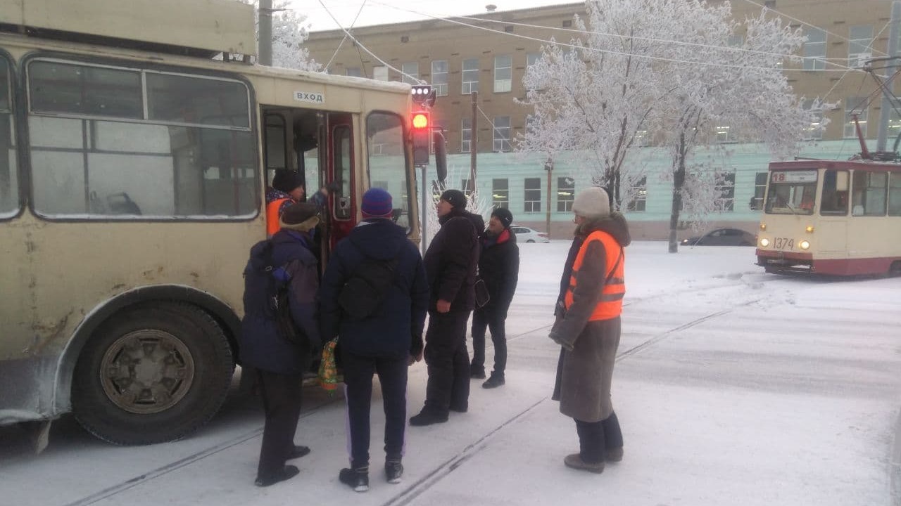 Пассажиры в Челябинске вытолкали троллейбус, который вынесло на трамвайные пути
