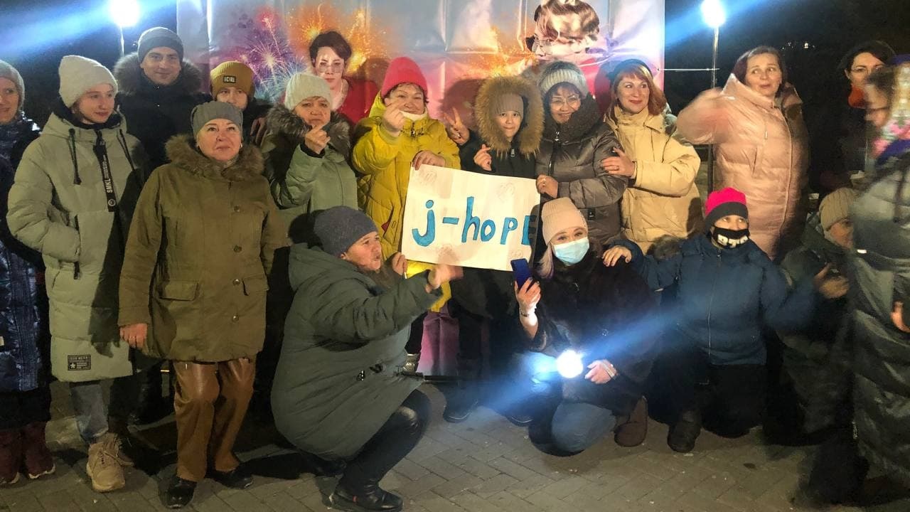 Жители Челябинска провели флешмоб в поддержку корейской группы BTS