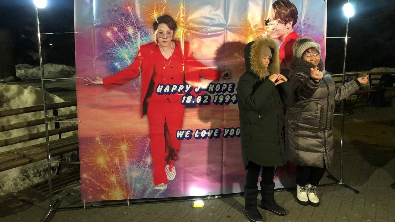 Жители Челябинска провели флешмоб в поддержку корейской группы BTS