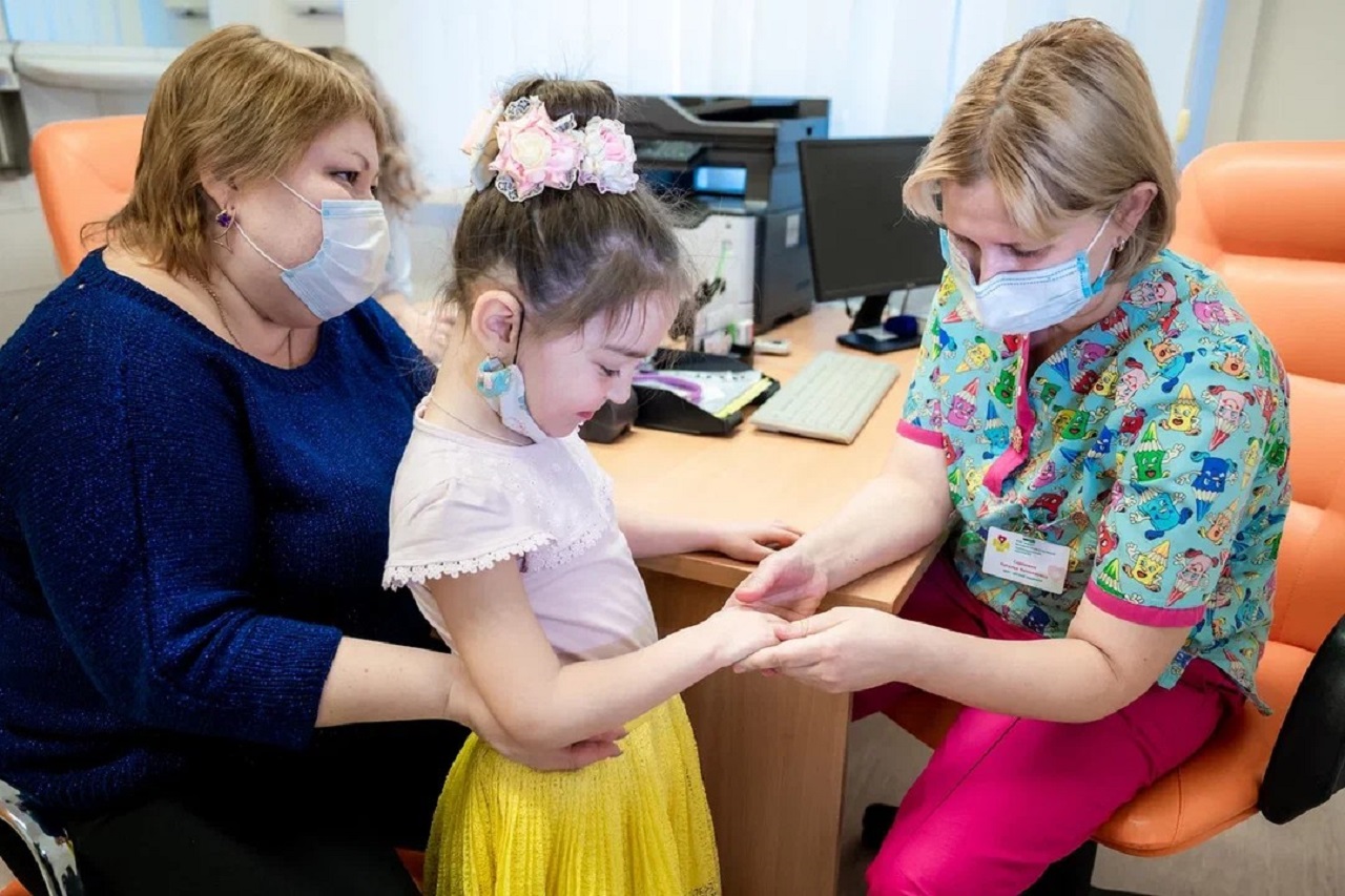 Жизнь с половинкой сердца: врачи Челябинска спасли ребенка с опасным диагнозом
