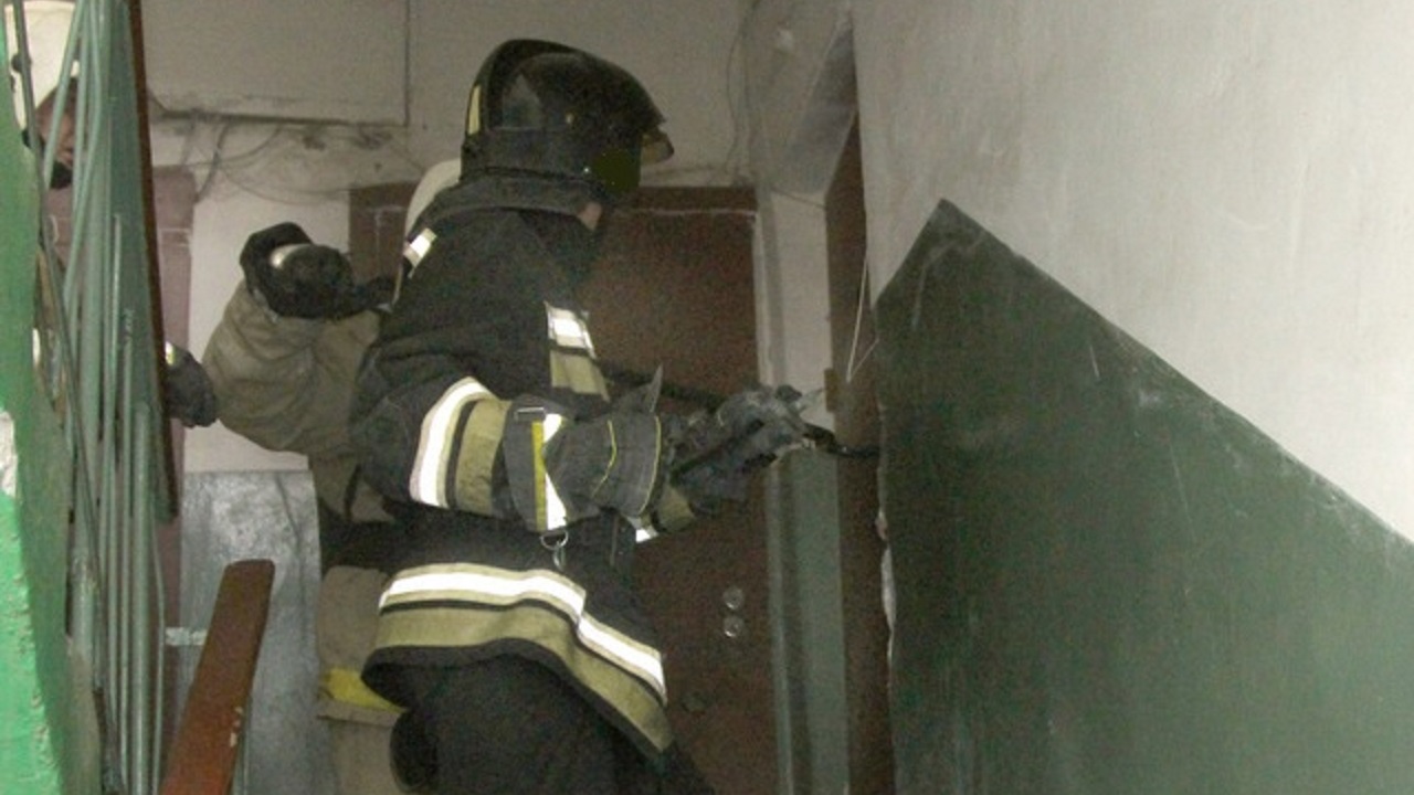 Пожарные в Челябинской области помогли донести до скорой 82-летнего пенсионера