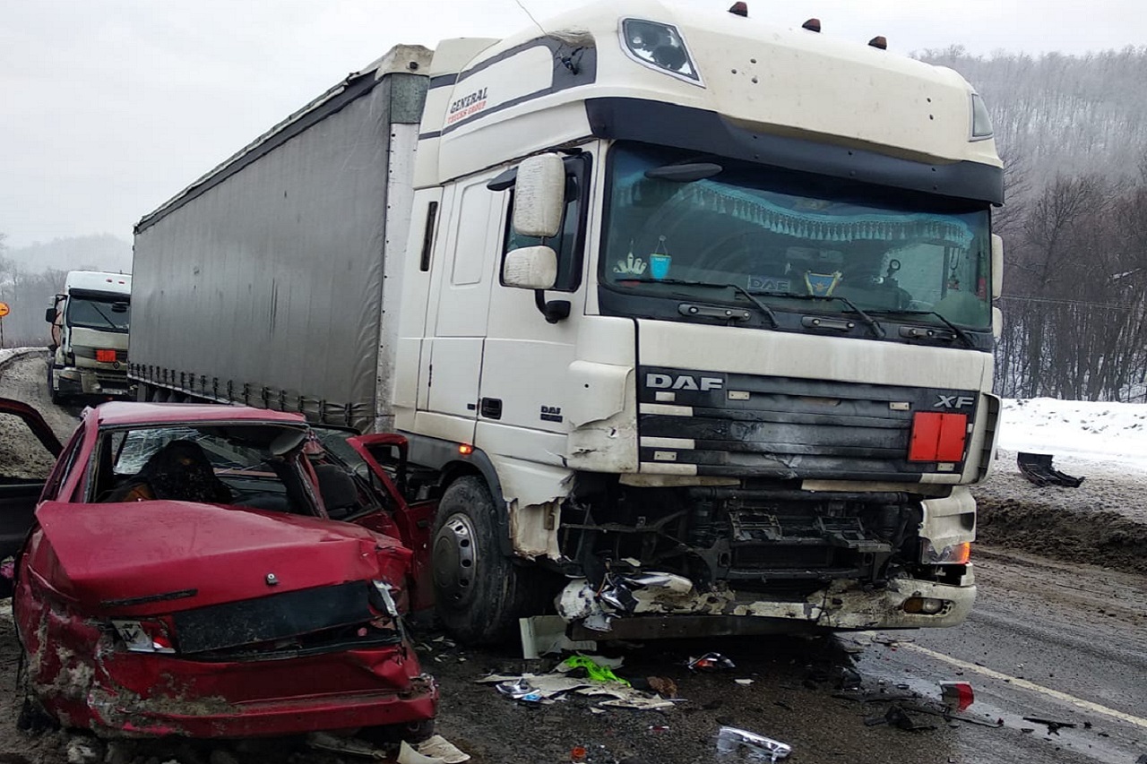 Легковой автомобиль столкнулся с 2 грузовиками в Челябинской области, есть погибший