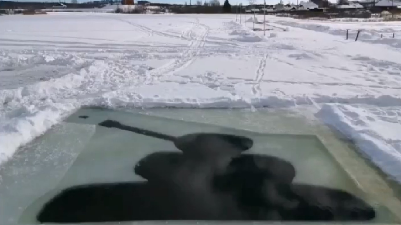 Прорубь в виде танка вырезали моржи на Южном Урале к 23 февраля