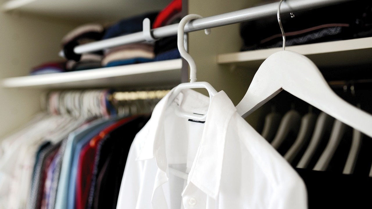 Весенний гардероб: эксперты рассказали, с чего начать ревизию в шкафу