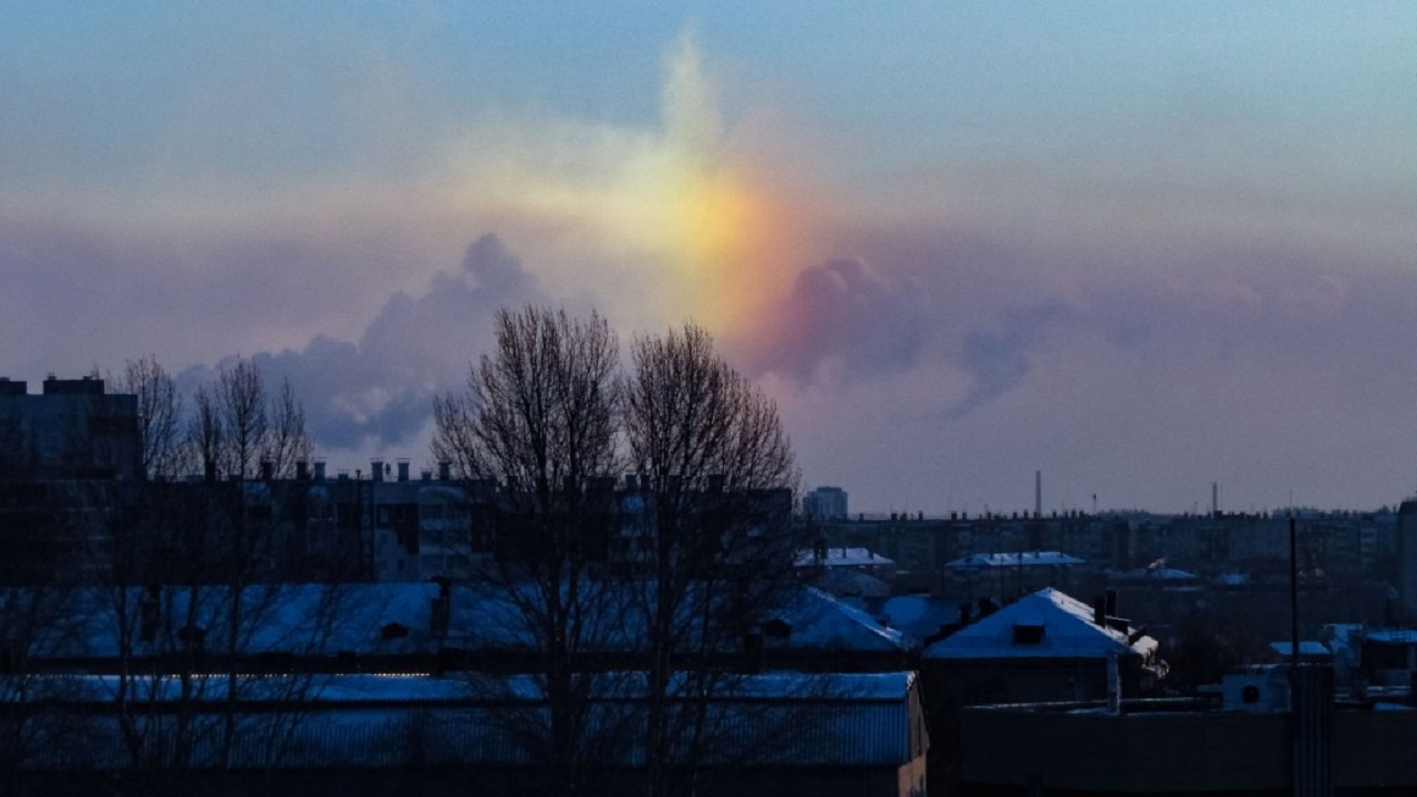 Зимняя радуга взошла в небе над Челябинском