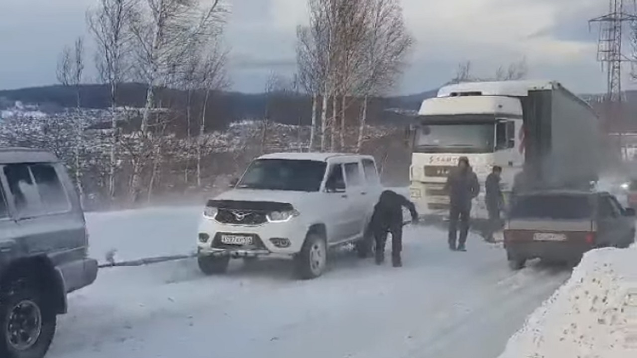 Джиперы подняли в гору забуксовавшую фуру в Челябинской области ВИДЕО