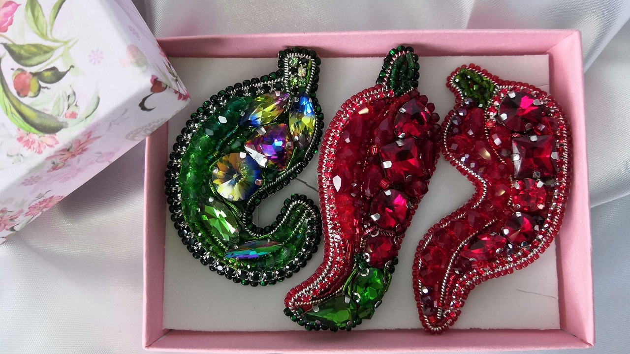 Бабочки, крабики и стрекозы: необычные броши из бисера делает жительница Челябинска