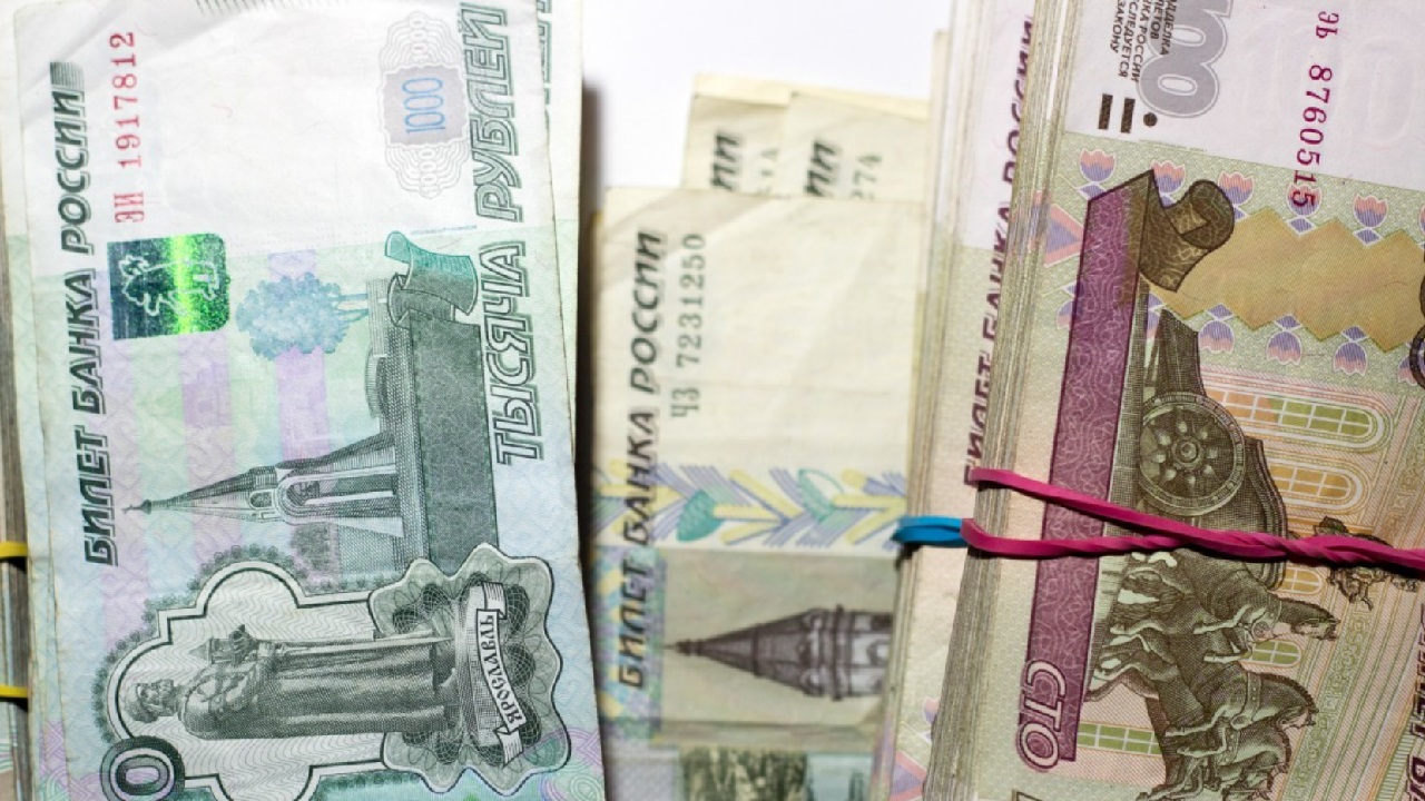 В Челябинске грабитель вырвал из рук пенсионерки пакет с 240 тыс. рублей