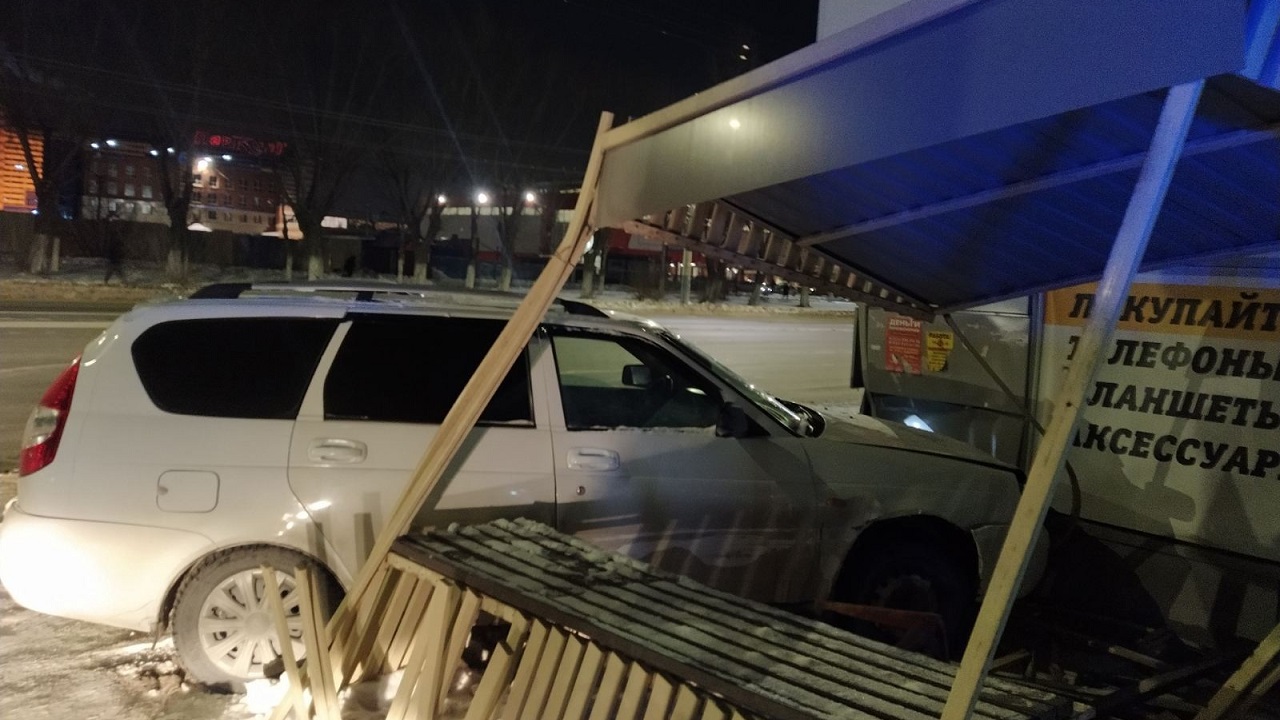 Легковушка протаранила киоск в Челябинске Легковушка протаранила киоск в Челябинске