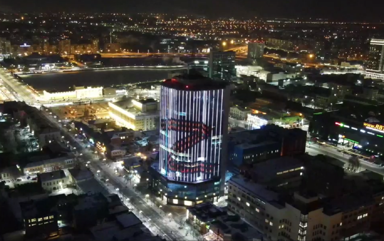 Своих не бросаем: на здании в центре Челябинска появилась гигантская буква Z Своих не бросаем: на здании в центре Челябинска появилась гигантская буква Z