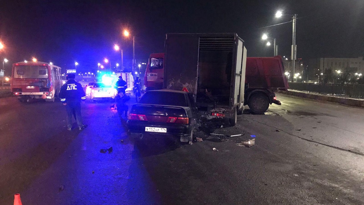 В Челябинске легковушка на скорости врезалась в грузовик: водитель погиб В Челябинске легковушка на скорости врезалась в грузовик: водитель погиб